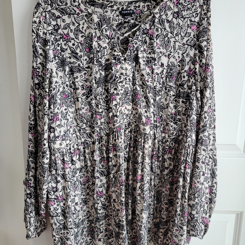 TORRID Babydoll Abstract Print Blouse Tie Detail Size 2XL